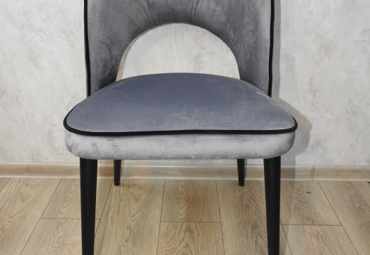 [20230303] Szare krzesło tapicerowane z czarnymi nogami